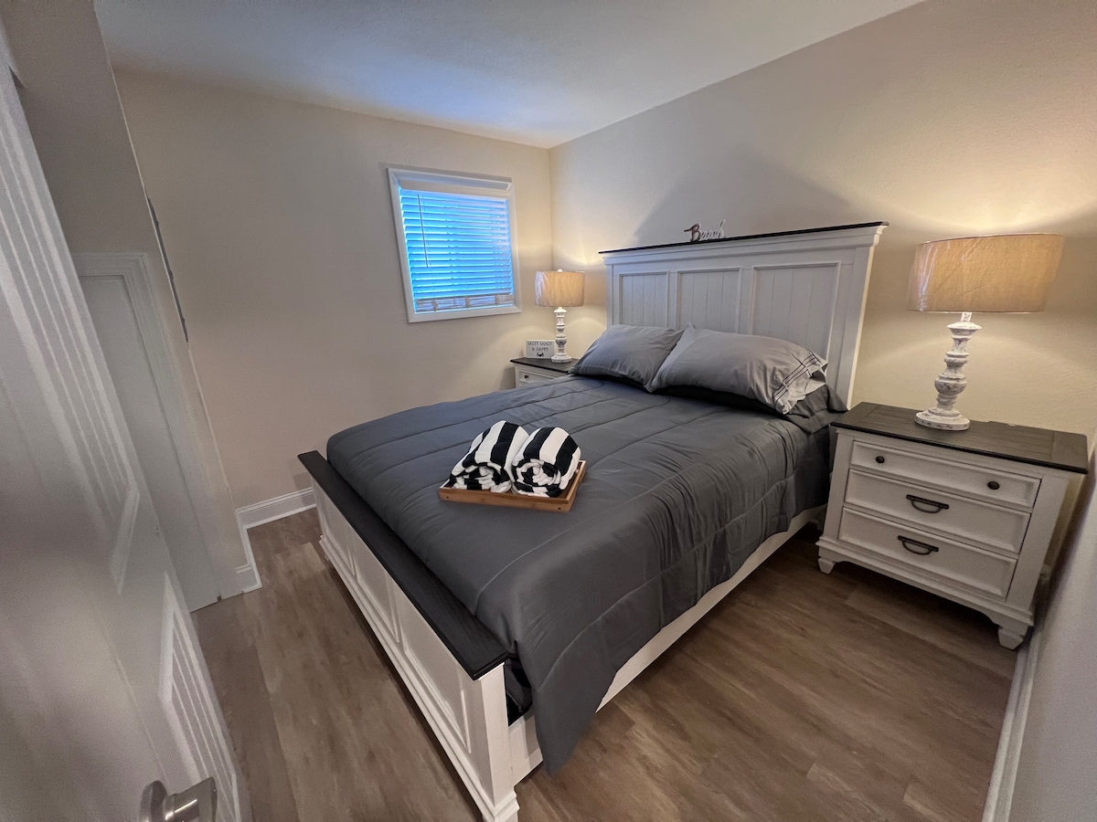 תיהנו ממיטת קווין חדשה ונוחה בחדר השינה. להירגע ולצפות בטלוויזיה אחרי יום ארוך. כל המצעים והמגבות מסופקים ונעימים. 