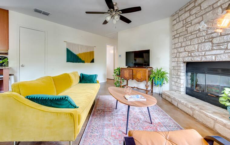 Two-Home Heart of Austin Compound & Karaoke Lounge gallery image 2