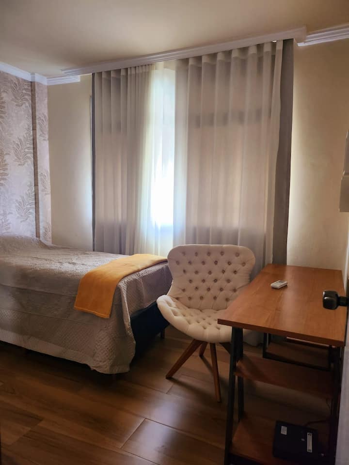 寝室3、シングルベッド、エアコン、鏡付きワードローブ2ドア、テーブル、椅子。