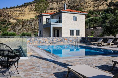 Hillside Villa Retreat | ReCrete