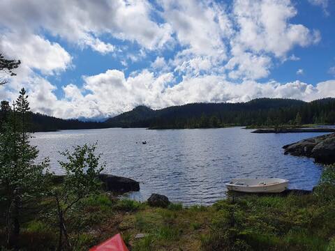 Amazing mountain waterfront cabin in Trillemarka