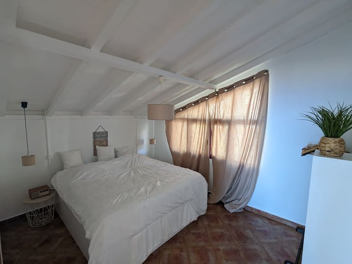 Საძინებელი 1 დიდი ორადგილიანი საწოლით (180 × 200).