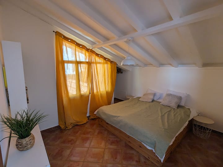 Საძინებელი 2 დიდი ორადგილიანი საწოლით (180x200) და ფართო ტანსაცმლის ნიშით.