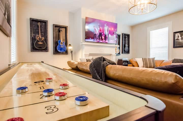 The Music Lounge. Clés en cuir végétalien raffiné, télévision 75", cheminée en état de marche, table de palets, guitares à jouer, platine pour faire tourner du vinyle, albums de rock classiques.