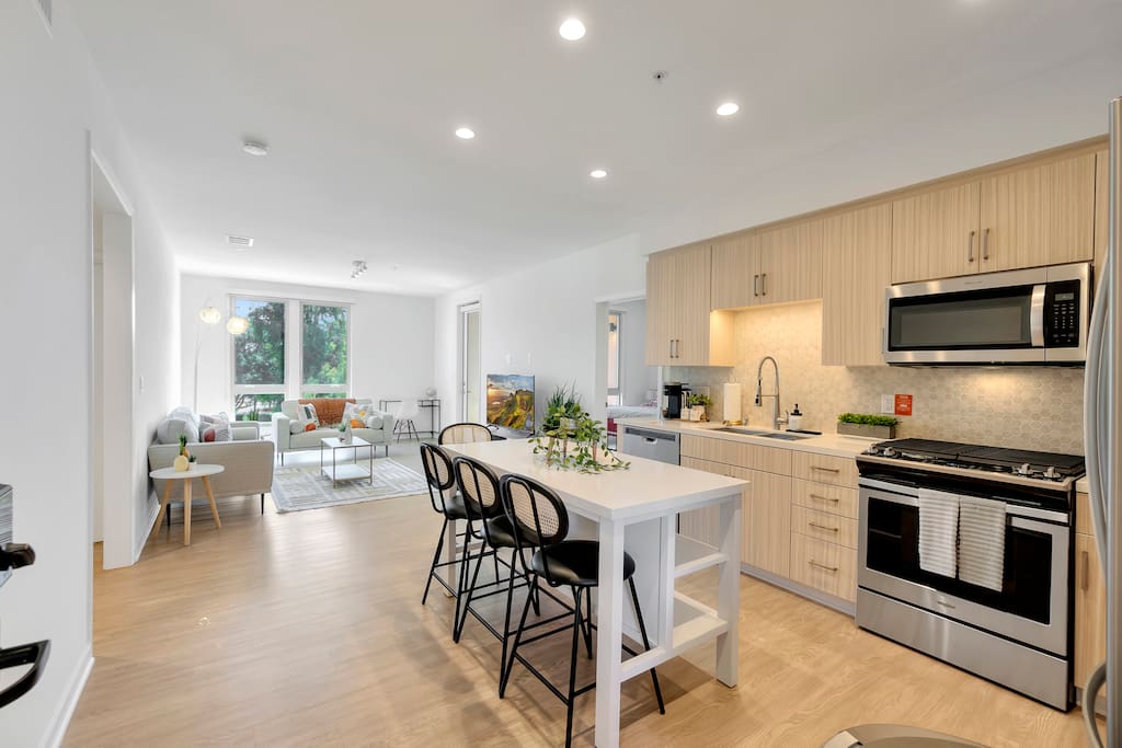 Airbnb BRAND NEW! Gorgeous & Clean 2BR Apt w/ Pool & Gym