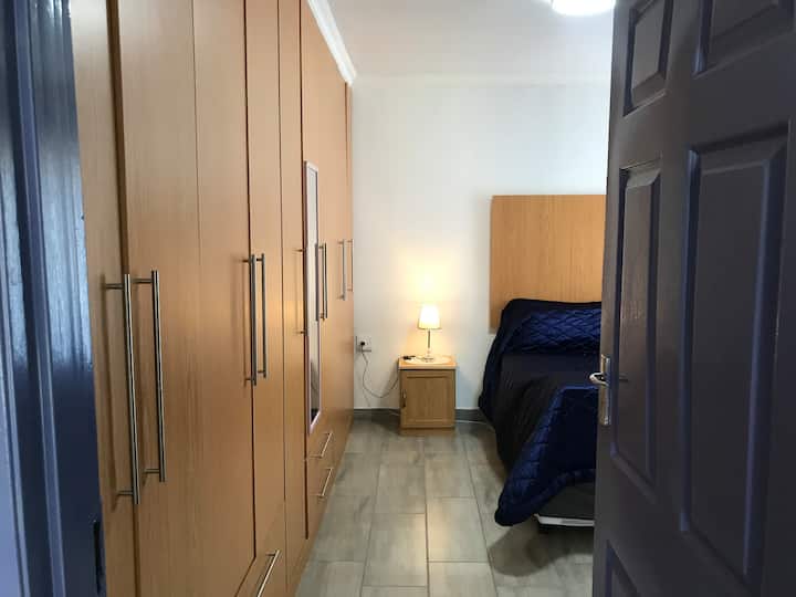 Espacio de armario copioso en el dormitorio principal.