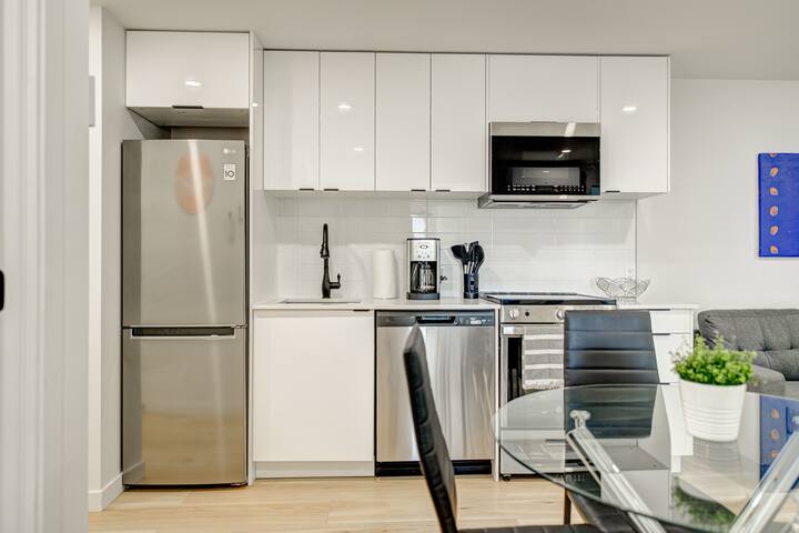 Chic 3BR in Downtown/Gay Village, Near Metro gallery image 4