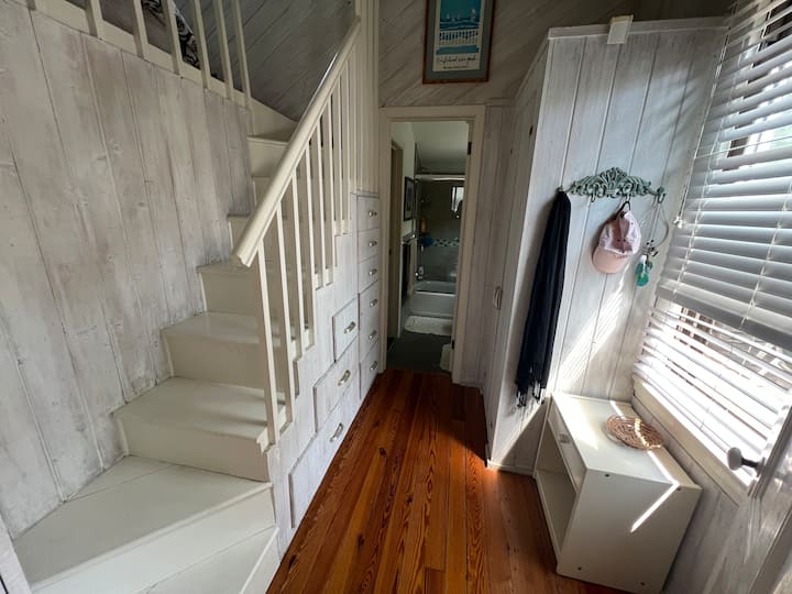 บันไดในห้องสวีทนำไปสู่ห้องนอนลอฟท์ที่อบอุ่น 