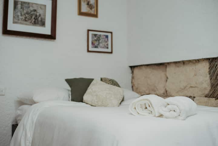 Dhoma e parë e gjumit me krevat dopio "queen". Kjo dhomë gjumi është e ndarë nga e dyta me një derë për më shumë privatësi. 