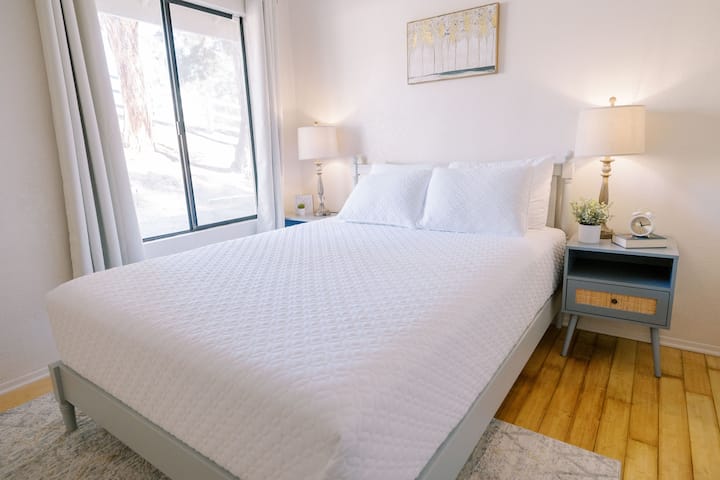 bedroom #4 with 1 queen size bed