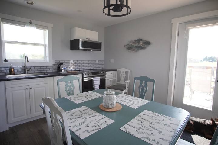 Tranquil 4 Bed Oceanfront Home gallery image 5