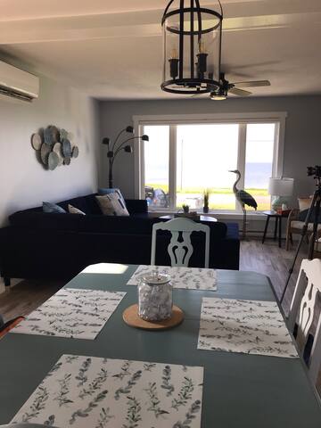 Tranquil 4 Bed Oceanfront Home gallery image 3