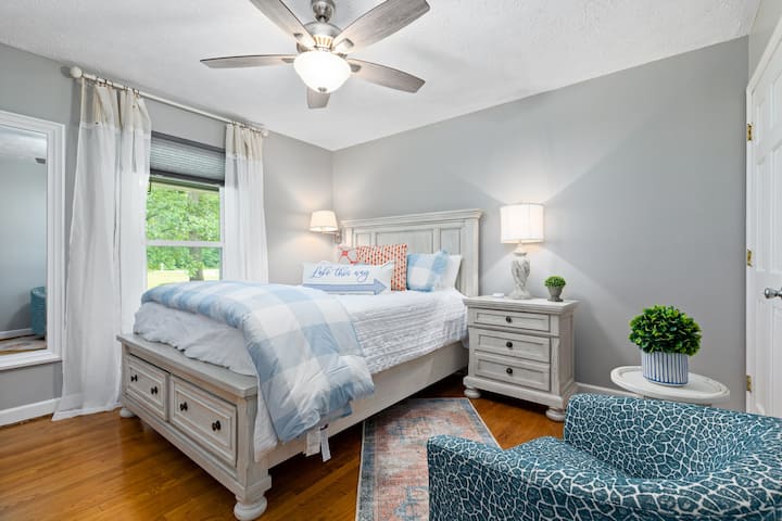 Dormitorio #2- Cama reina con vestidor y acceso al segundo baño