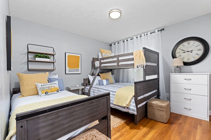 Tercer dormitorio. Planta principal. Cocina sobre una litera completa y una cama individual. 2 armarios. 