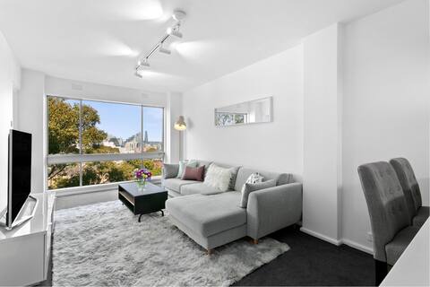 Neutral Bay Beauty: Bright Unit with Harbour View