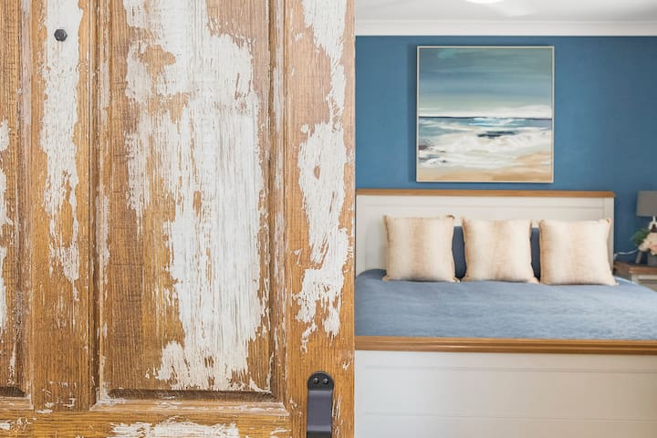 BJ Mick’s Lakefront Apartment