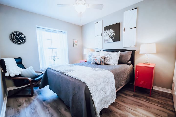 Მყუდრო და მშვიდი სასტუმრო ოთახი ტემპურ-პედიკის საწოლით. 