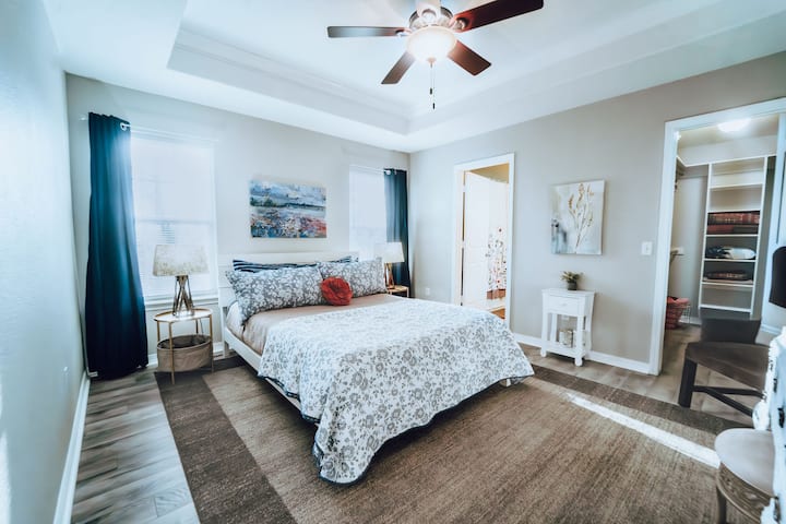 Მთავარი საძინებელი დამხმარე სააბაზანოთი და სრული კარადით. 