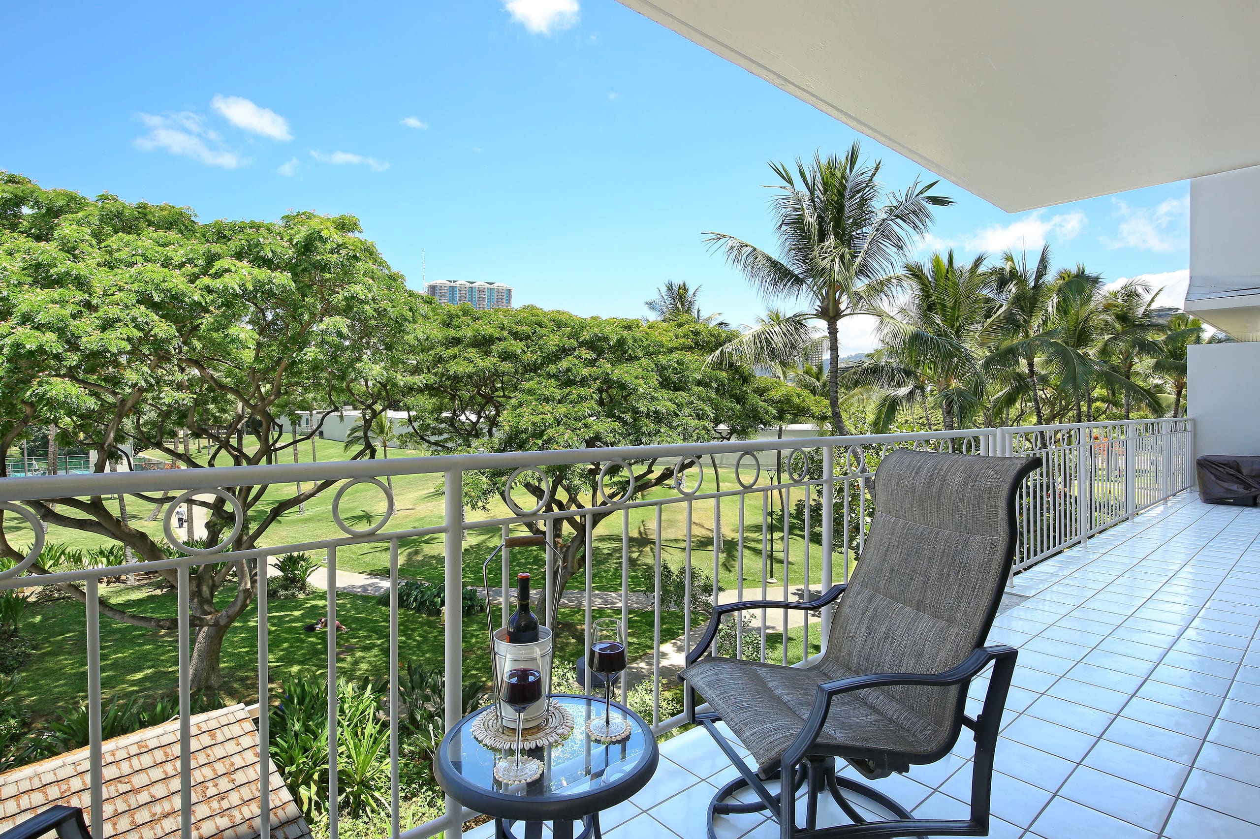 Ocean View Beachfront Luxury at Waikiki Shore #303 - Image 22