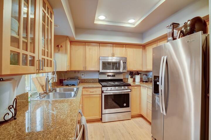 Modern 3Bed+loft, 3.5Bath close to stadiums gallery image 3