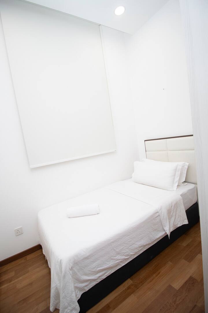 Single bed for 1 pax in third bedroom
