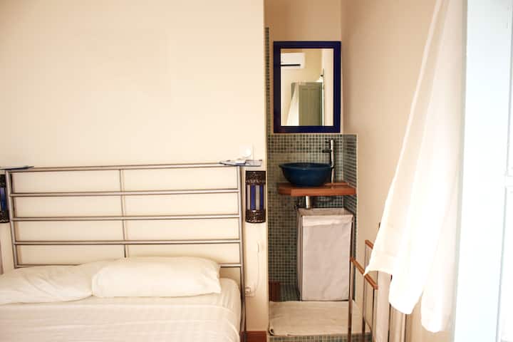 غرفة نوم حمام سباحة مع دش داخلي