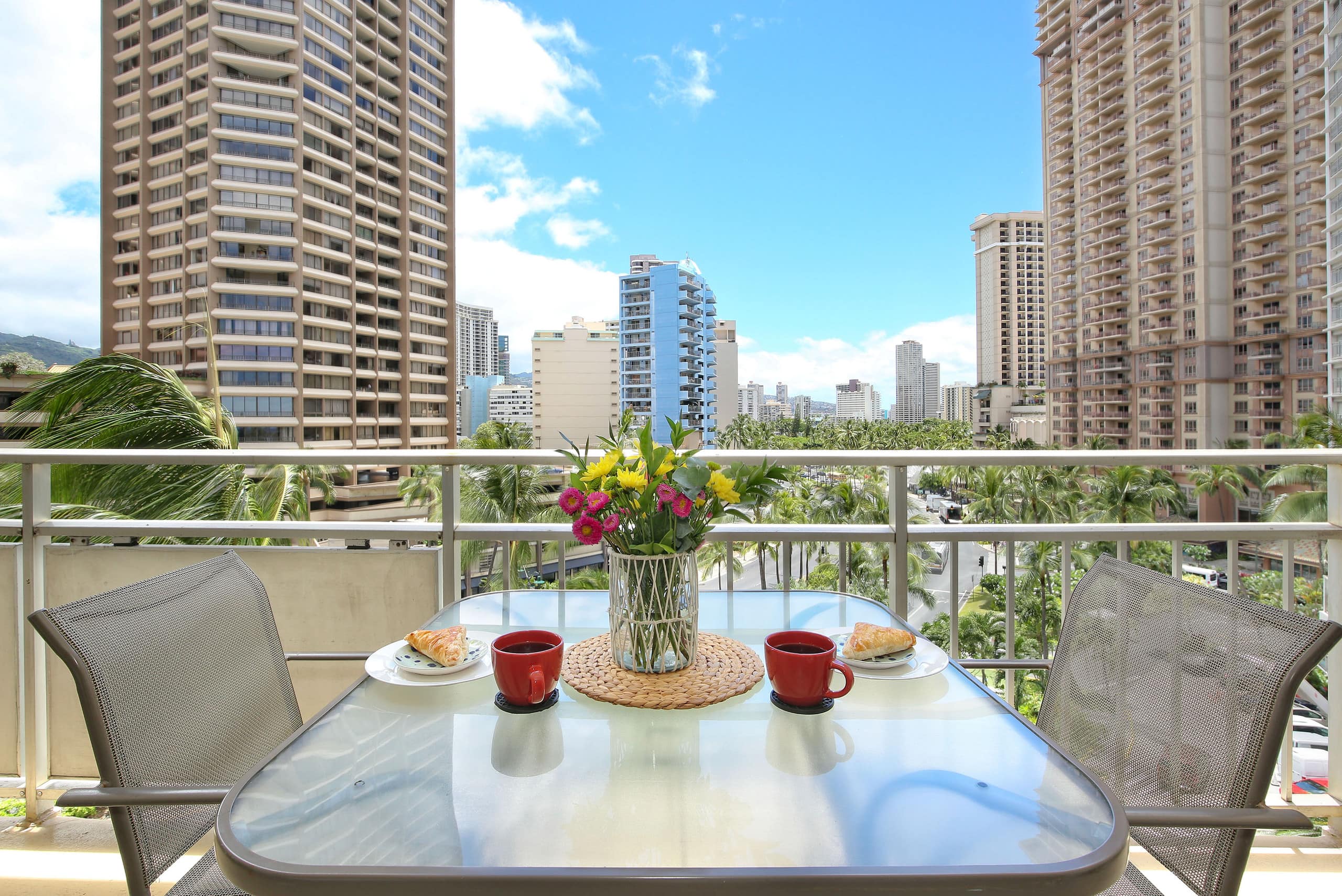 Condo in Honolulu · ★4.55 · 1 bedroom · 3 beds · 1 private bath - Image 3