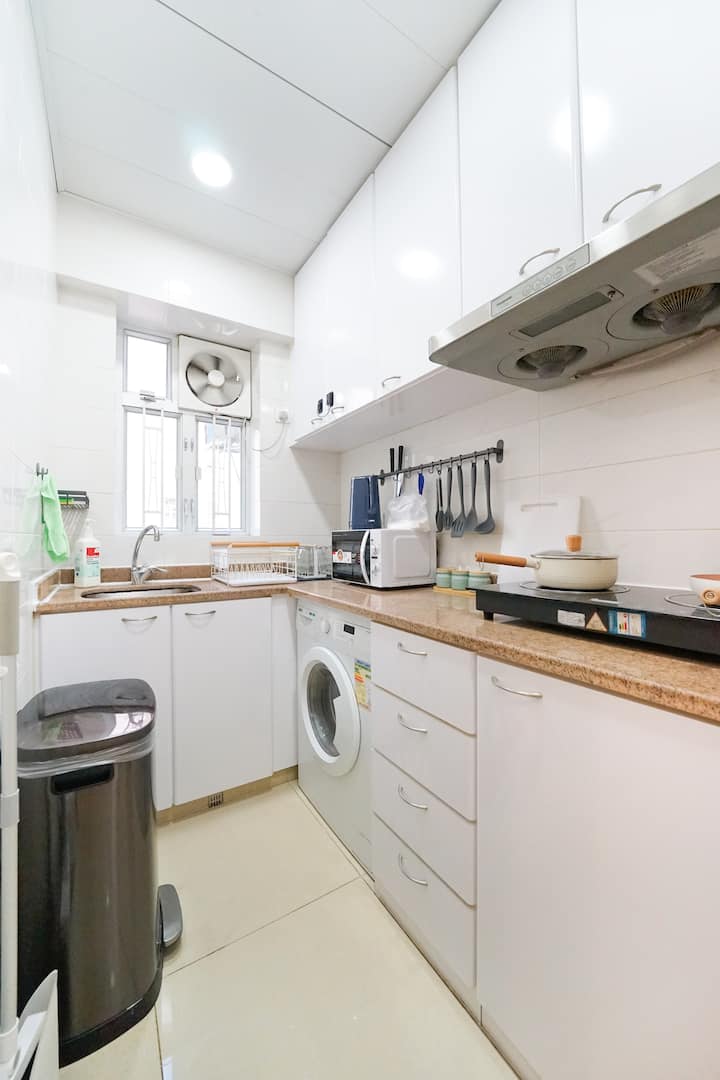 Bright Co Living Window Room @Hennessy Road 269 - Hong Kong