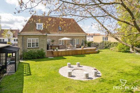 Lovely house and garden - in the middle of the city