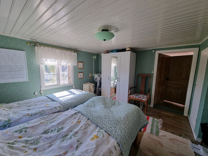 Dhomë gjumi nga një kënd tjetër. Në dollapin me pasqyrën ka vend për rrobat e tua dhe shtrojat e krevatit mund t 'i gjesh këtu.