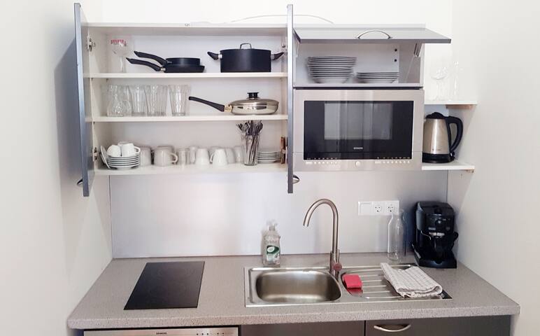 Large 3 BR Apartment, district 1 with AC (A14) gallery image 3