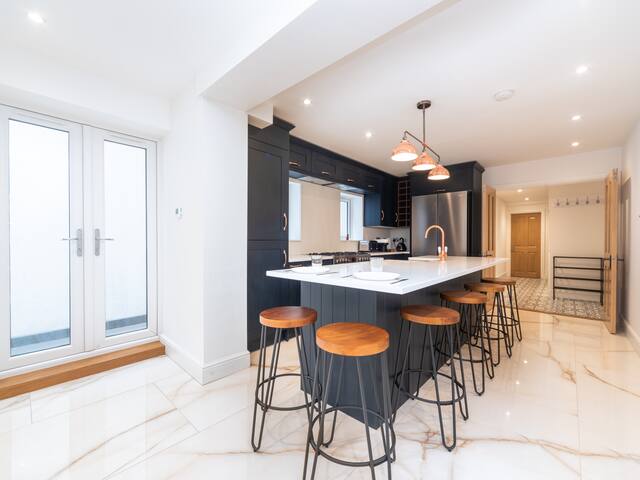 Beautiful London home & Terrace, central location gallery image 5