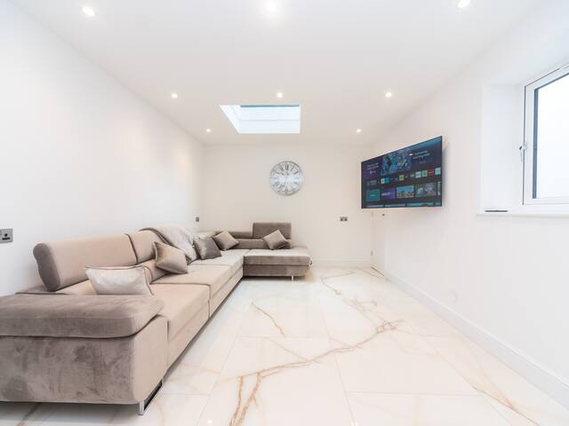Beautiful London home & Terrace, central location gallery image 2