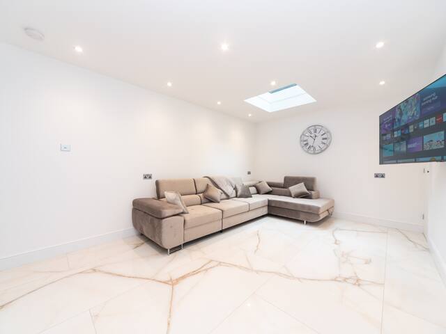 Beautiful London home & Terrace, central location gallery image 4