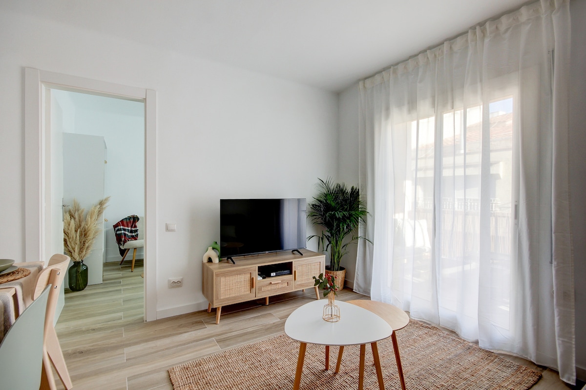 Popular Airbnb listing: Beach apartment. 15 min. center by metro in Sant Adrià De Besòs