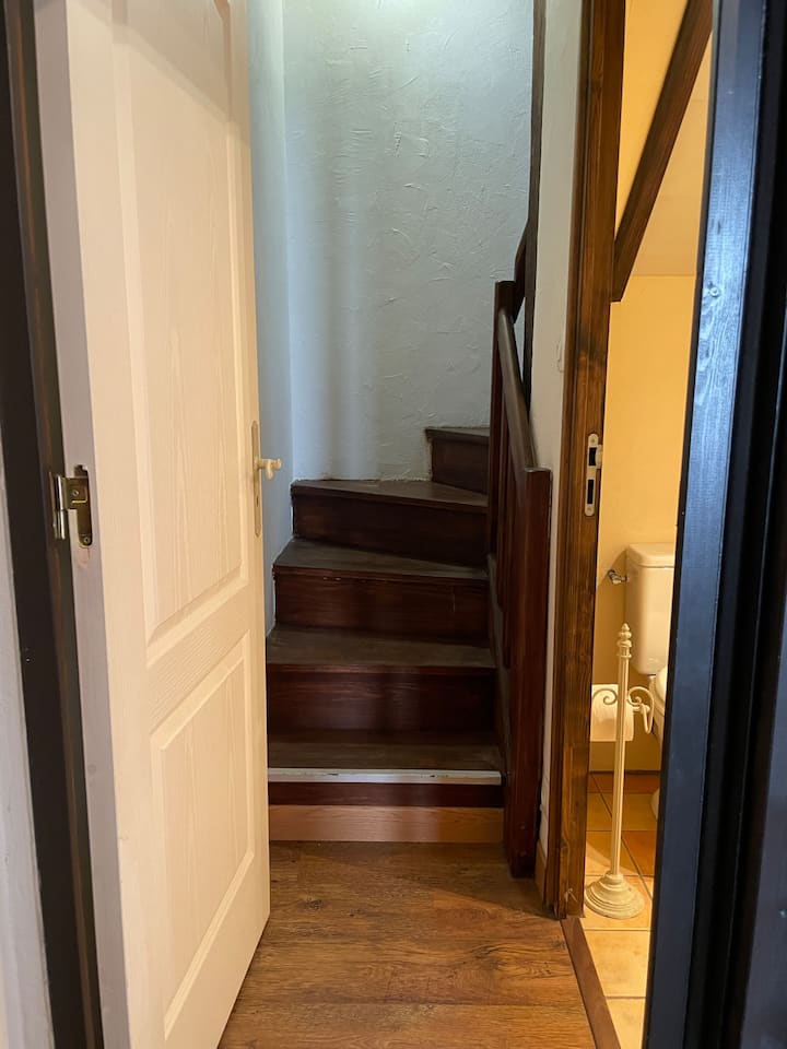 بئر الدرج من غرفة النوم الثانية إلى الطابق الثالث. إنه شديد الانحدار ومتعرج ! لاحظ مرحاض صغير في أسفل الدرج . 