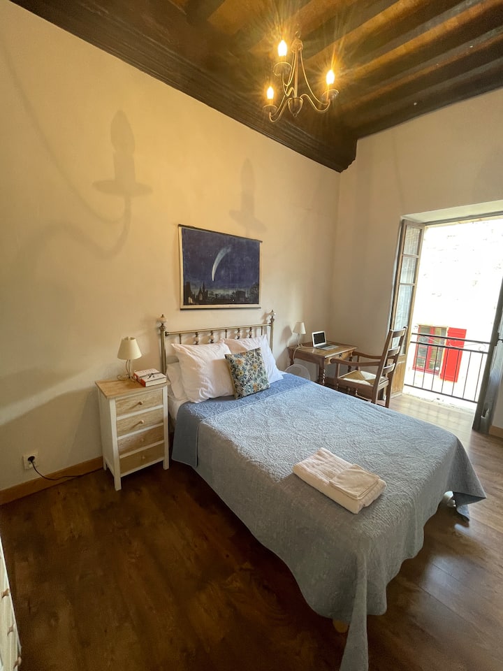 غرفة النوم الرئيسية في الطابق الأول (الطابق الثاني للأمريكيين !)