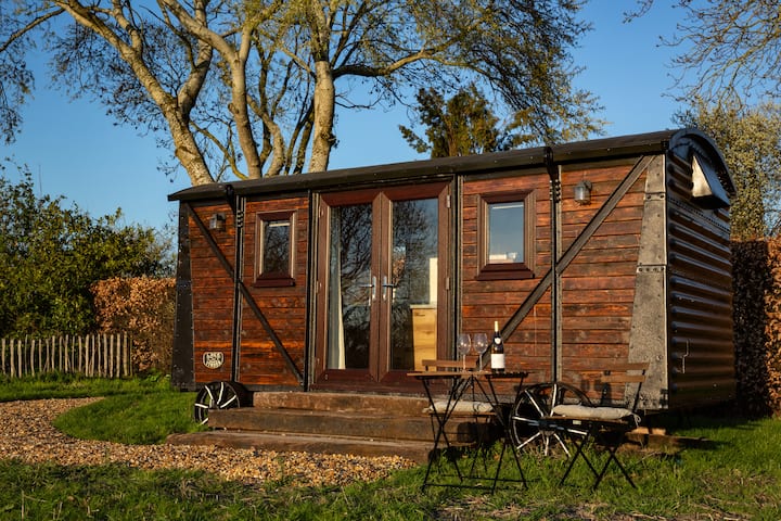 Railways For Rent Cosy railway cabin on the edge of Ashwell - Shepherd's huts (U.K ...