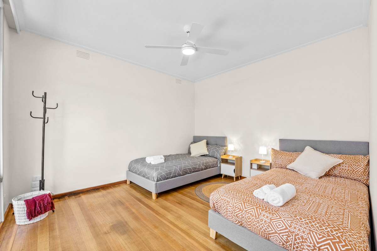 Единечните кревети обезбедуваат максимална удобност за лицата кои спијат со еден кревет