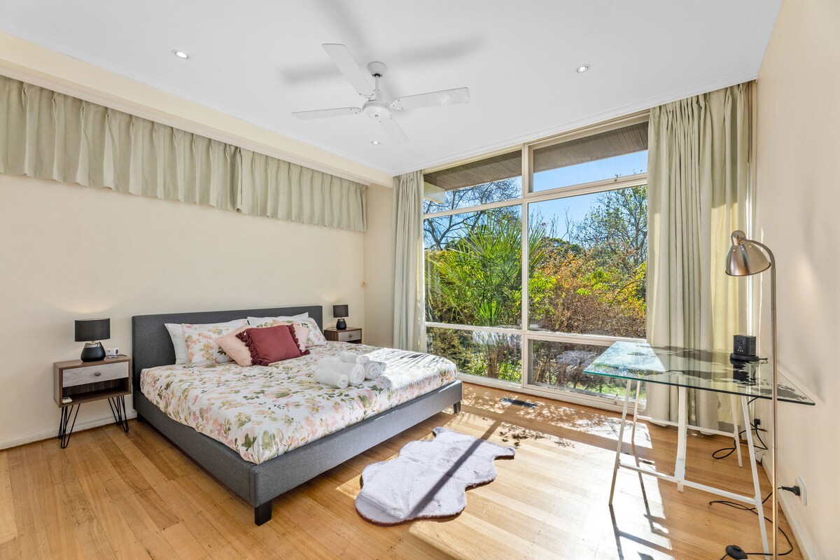 Мајсторската спална соба со биро за учење.