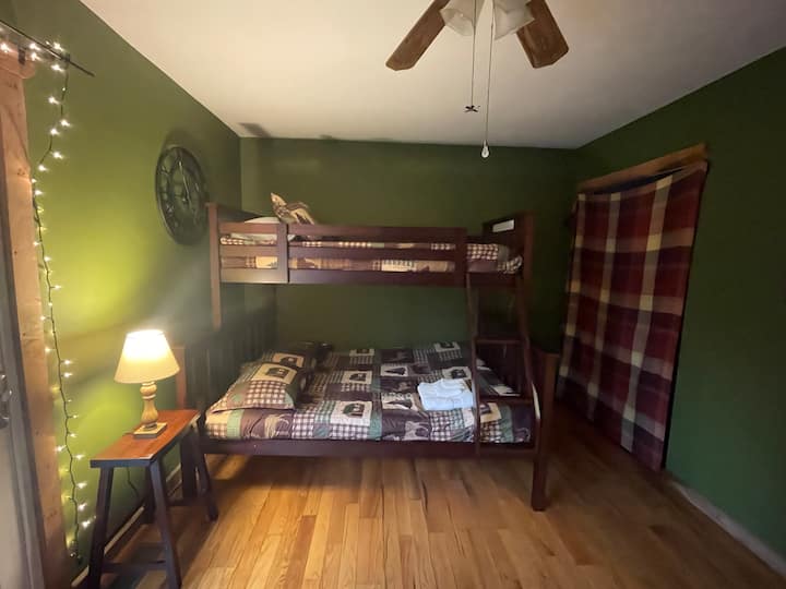 Спалня №3 - пълен матрак с две единични легла отгоре