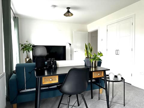 Top Airbnb: Modern and spacious entire flat, free parking! in Almond