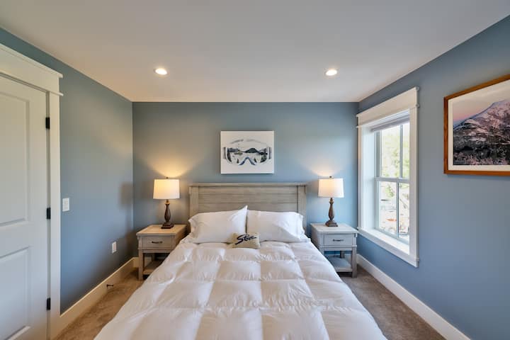 Spavaća soba 1 može se pohvaliti posteljinom Matouk i balkonom koji gleda na čuvenu Stoweovu stazu za rekreaciju.
