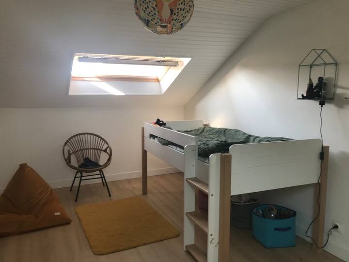 Chumba cha 2 cha kulala Ghorofa ya 1. Kitanda cha mtu mmoja sentimita 90, dawati, makabati, feni