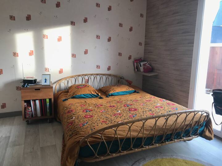 Chumba kikuu cha kulala, chenye mlango wa dirisha kwenye mtaro na ufikiaji wa bafu. Kabati, ofisi.