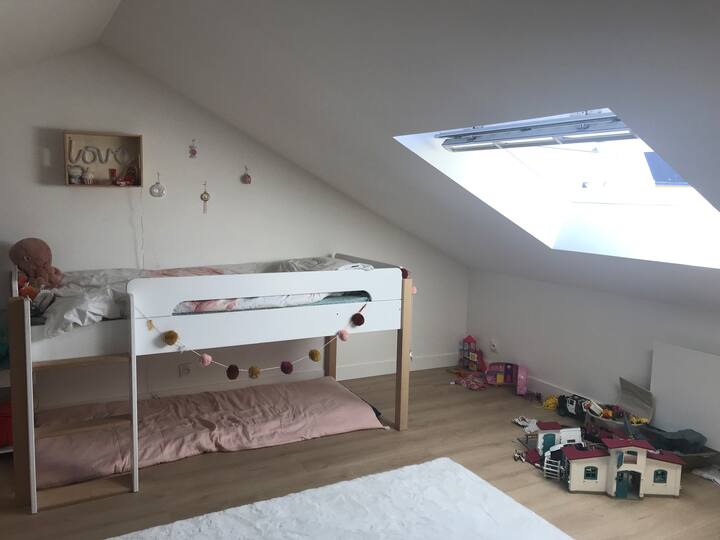 Chumba cha 1 cha kulala Ghorofa ya 1. Kitanda cha mtu mmoja sentimita 90, dawati, meza ya kuvaa, makabati ya kuhifadhi nguo. Feni tulivu ikiwa kuna joto la juu.