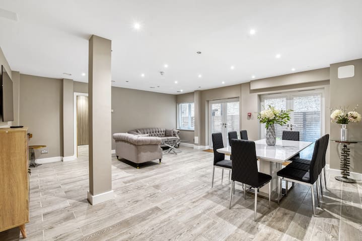 Spacious 4 Bed 4 Bath Apartment near Regents Park