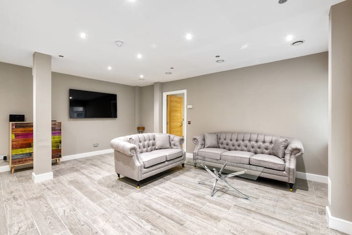 Spacious 4 Bed 4 Bath Apartment near Regents Park gallery image 3