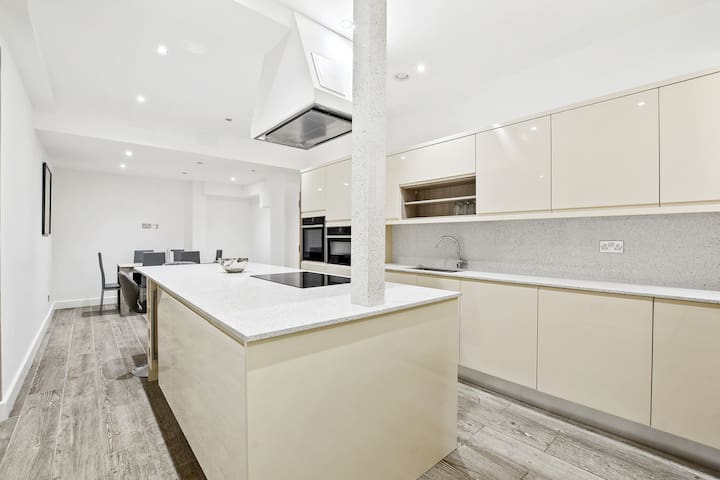 Spacious 4 Bed 4 Bath Apartment near Regents Park gallery image 5