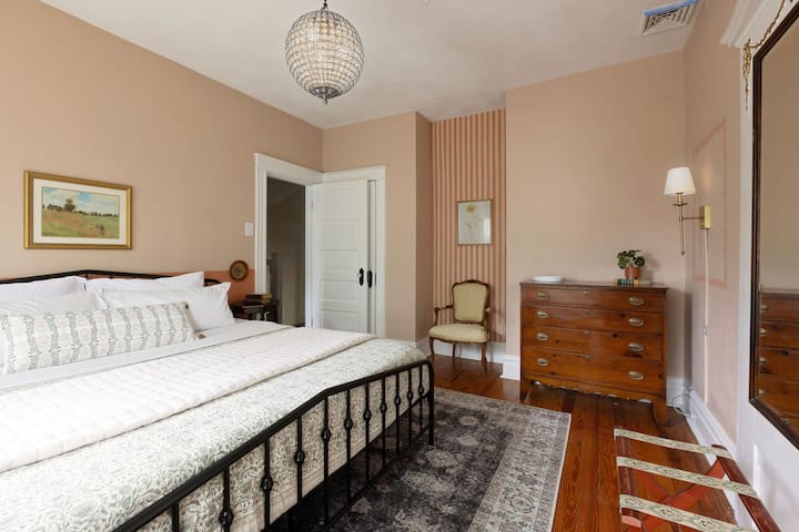 تنتظرك أجواء هادئة ومريحة في غرفة الحجر الرملي.